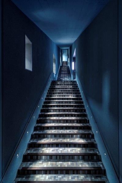 Blaue Treppe im Romantik-Museum, die sich nach oben hin stark verjüngt